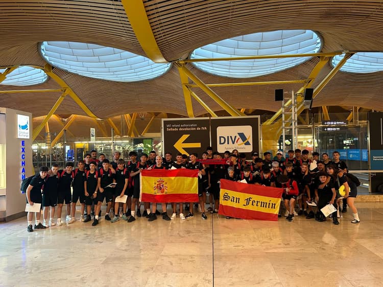 La expedición de la ADC San Fermín en el Aeropuerto de Barajas