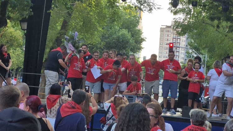 El equipo Genuine de la ADC San Fermín da el pregón de las fiestas del barrio 2025